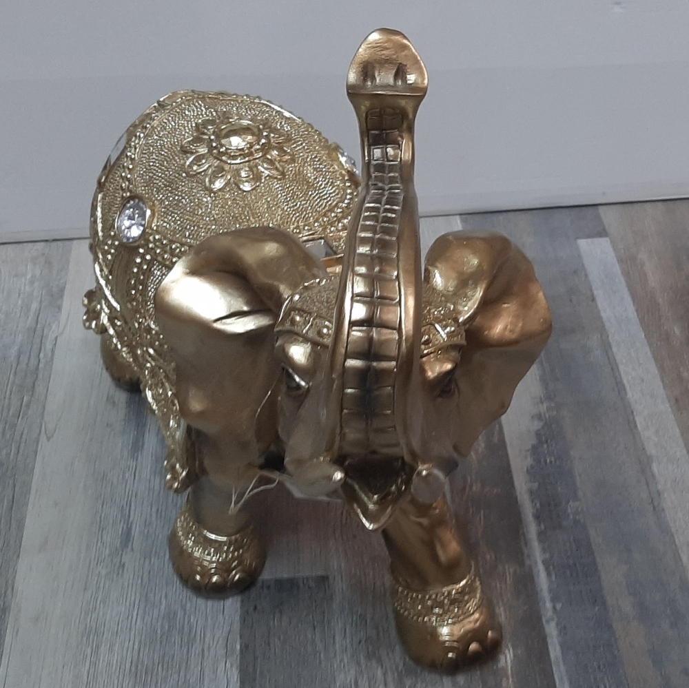 ELEPHANT STATUE.